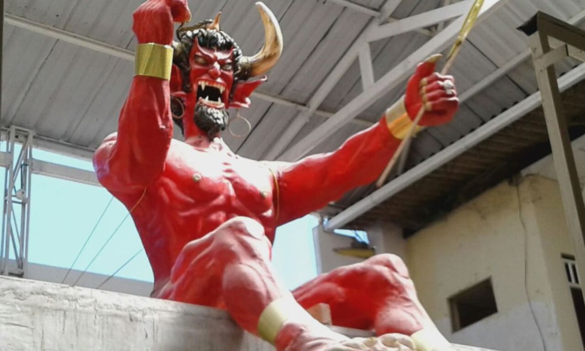 El Diablo es el anfitrión del Carnaval de riosucio. La Fiesta se hace entorno a él, en honor a un diablo bueno que logró la paz entre tres pueblos de esa zona. 