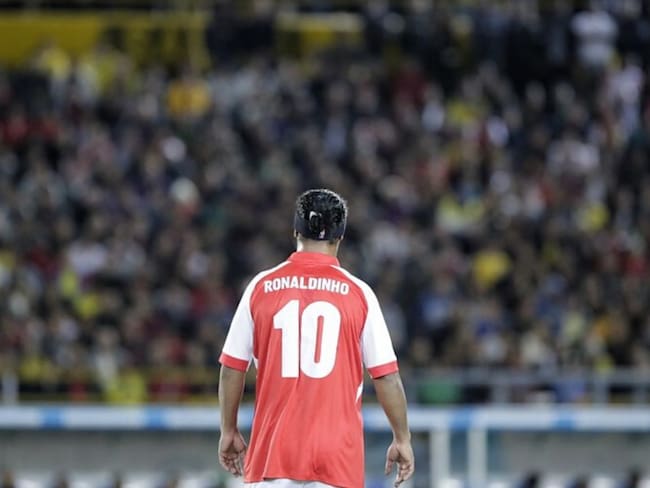 Ronaldinho rugió, sonrío y salió ovacionado por los hinchas del fútbol