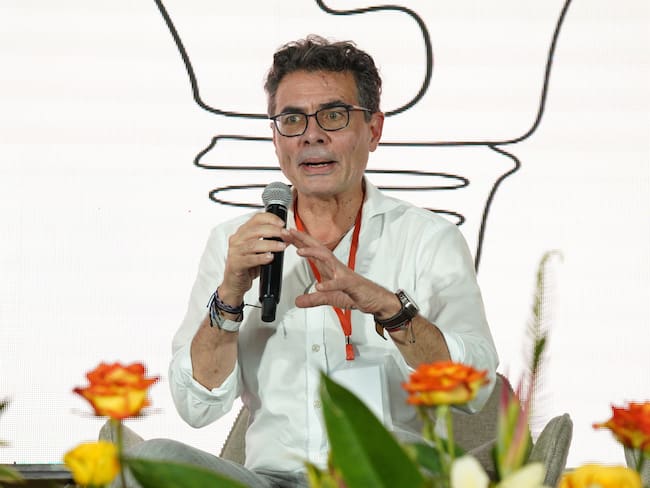 Alejandro Gaviria advirtió que las emociones están hackeando la política moderna y que quienes creen en la razón deben resistir con paciencia. | Foto: Prisa Media