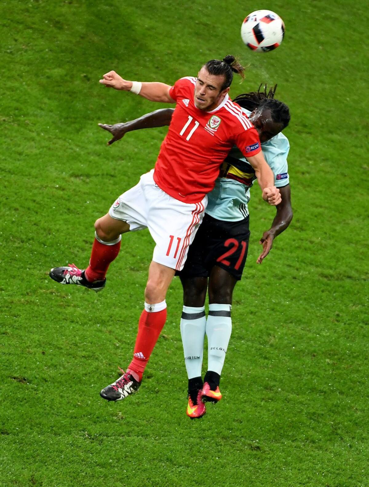 Bale disputando un balón aéreo ante J. Lukaku