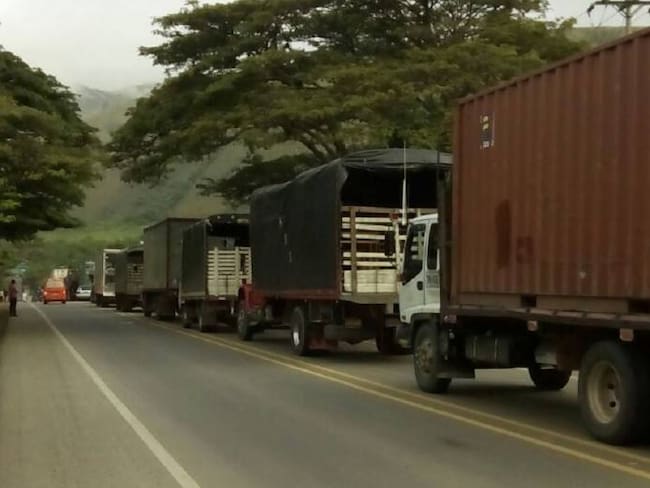 Más de 2.000 vehículos bloqueados por derrumbes en vía a Buenaventura