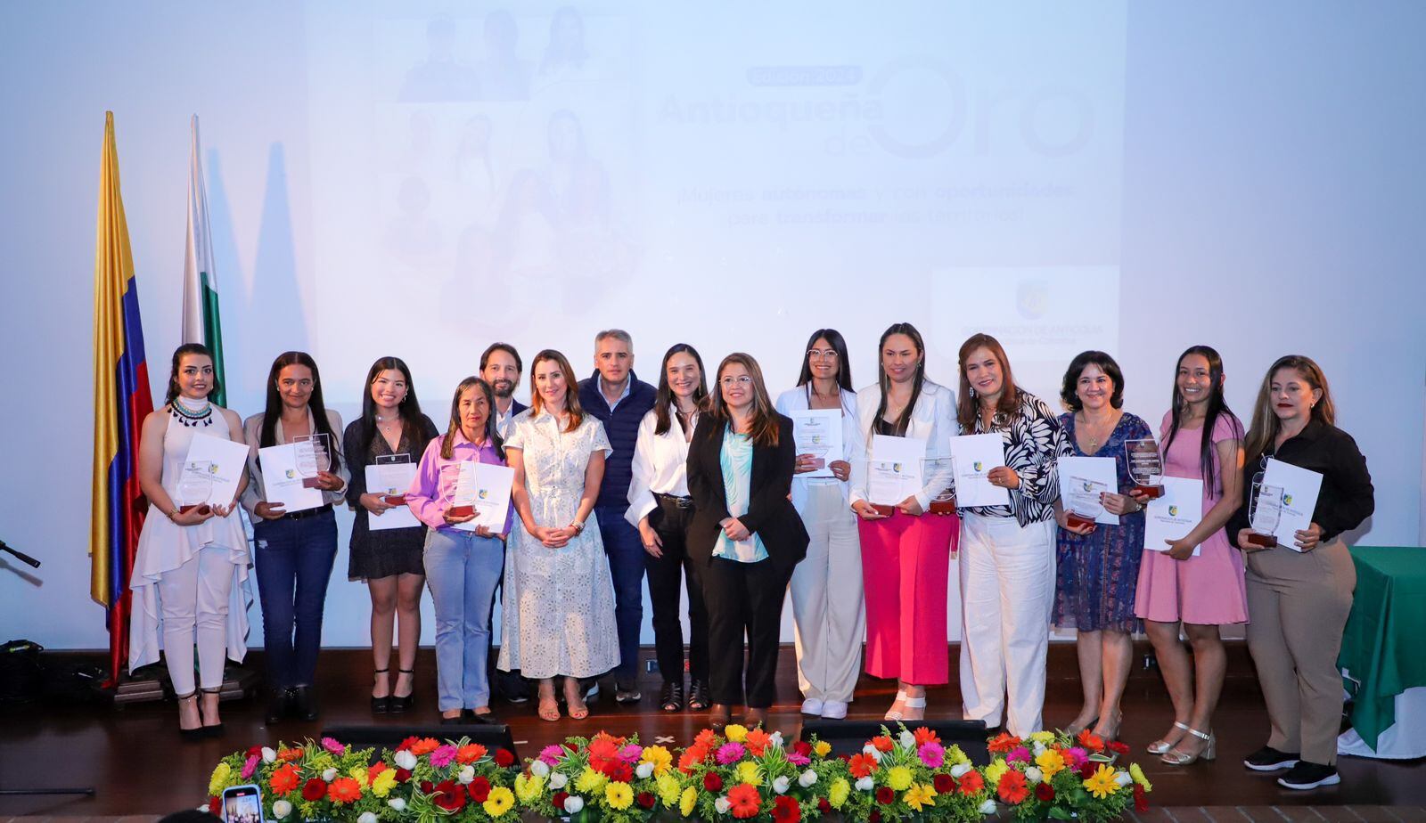 Ganadoras de las diez categorías del galardón "Antioqueñas de Oro 2024" Foto cortesía: Gobernación de Antioquia