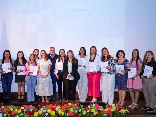 Ganadoras de las diez categorías del galardón "Antioqueñas de Oro 2024" Foto cortesía: Gobernación de Antioquia