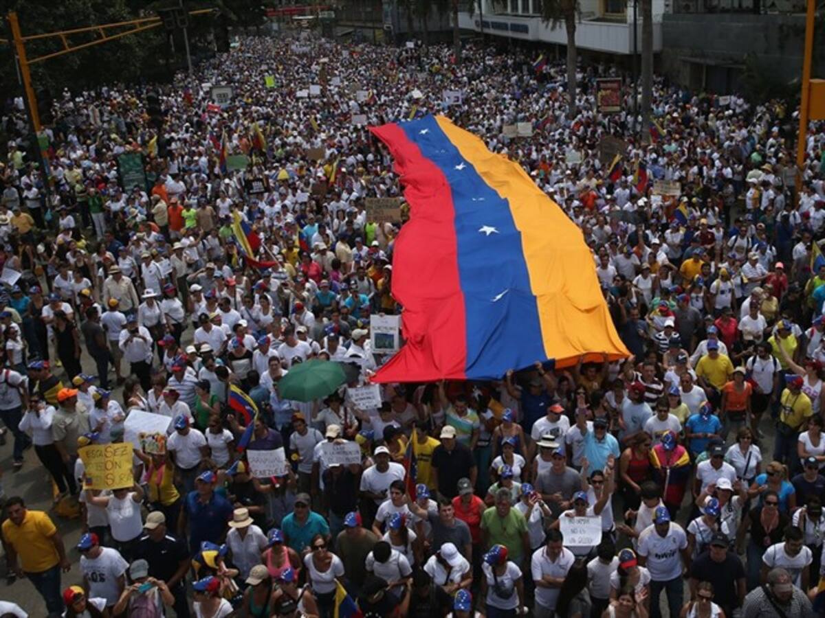 A Maduro solo le quedan las fuerzas armadas y los grupos al margen de la ley: Superlano