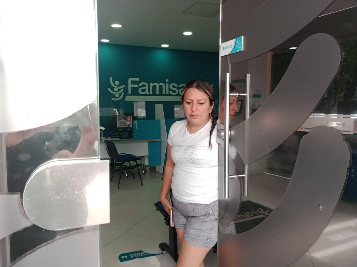 En Neiva madre denuncia incumplimientos de EPS FamiSanar y se encierra en sus oficinas