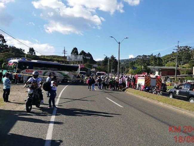 Un muerto y dos heridos en accidente de tránsito en la Medellín-Bogotá