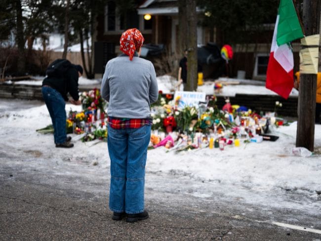 Personas rinden homenaje a Renee Nicole tras su muerte en un operativo del ICE en Minneapolis Foto: AFP