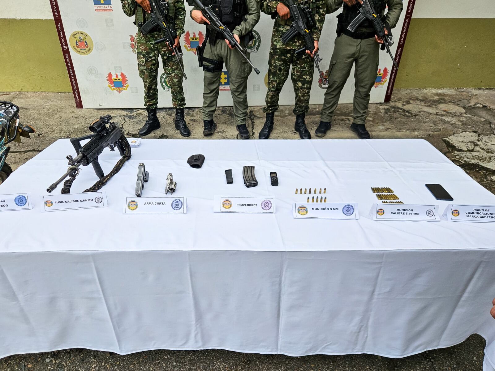 Entre el material decomisado se encuentra un fusil, una pistola. Foto Novena Brigada.