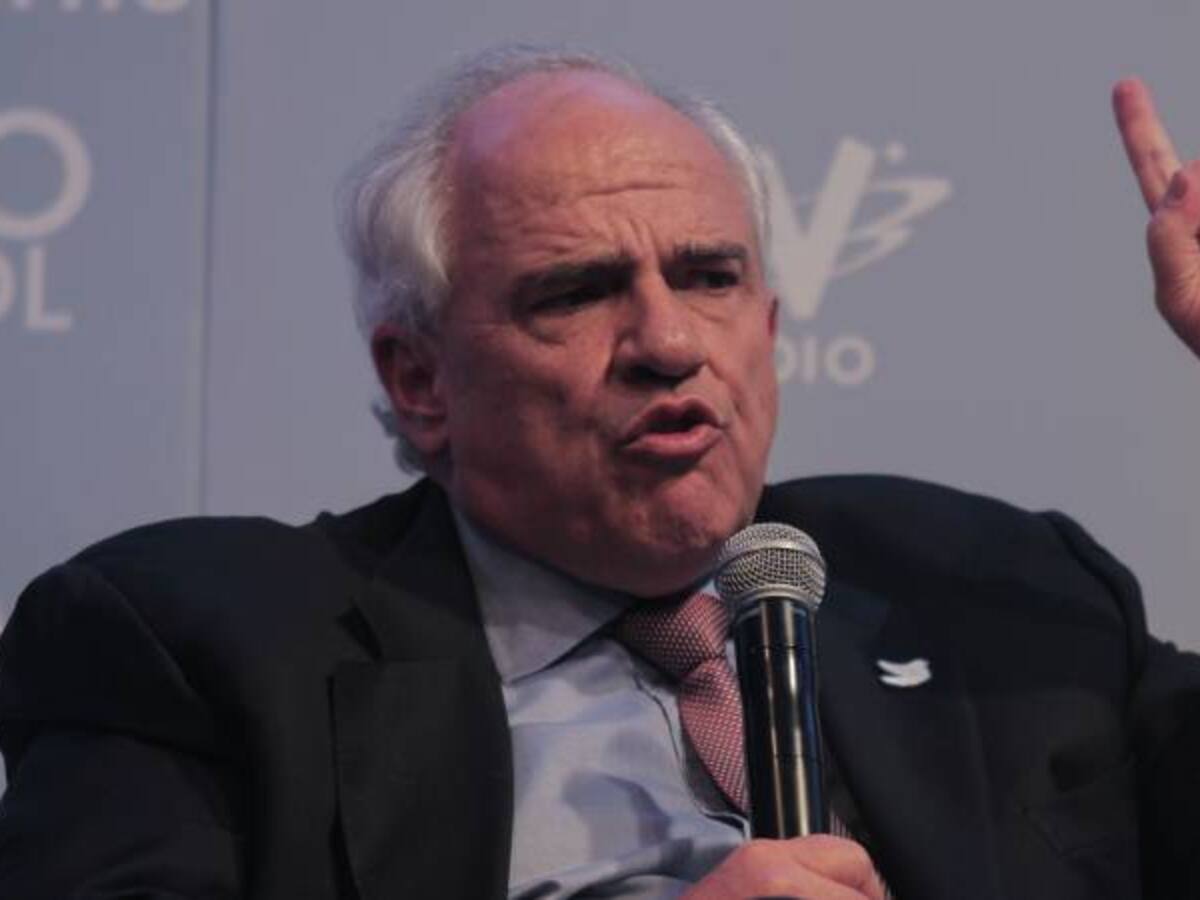 Samper y un representante del Vaticano llegan a la sede del previsto diálogo