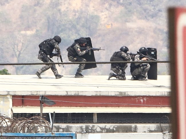 Uniformados en Ecuador adelantando tareas de seguridad. 
(Foto: GERARDO MENOSCAL/AFP via Getty Images)