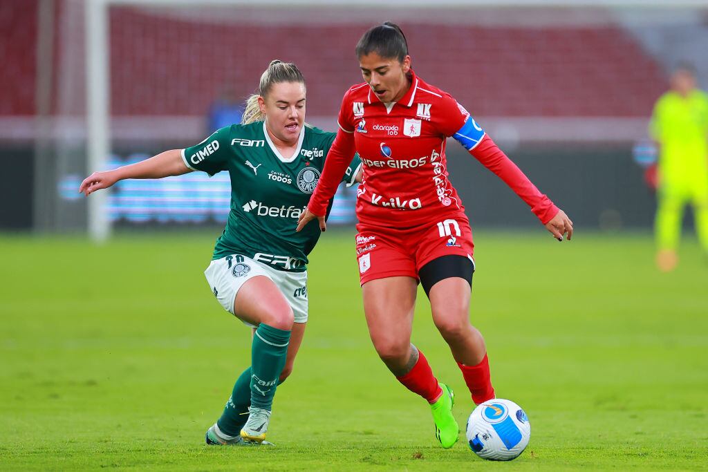 Andressinha de Palmeiras y Catalina Usme de America de Cali (Foto por Hector Vivas/Getty Images)