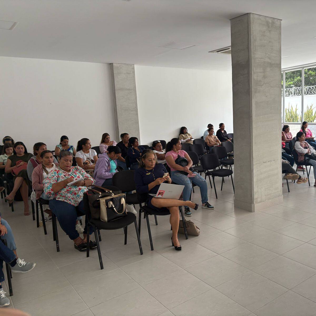 ESAP Bolívar certifica a víctimas del conflicto armado y realiza seminario sobre liderazgo femenino