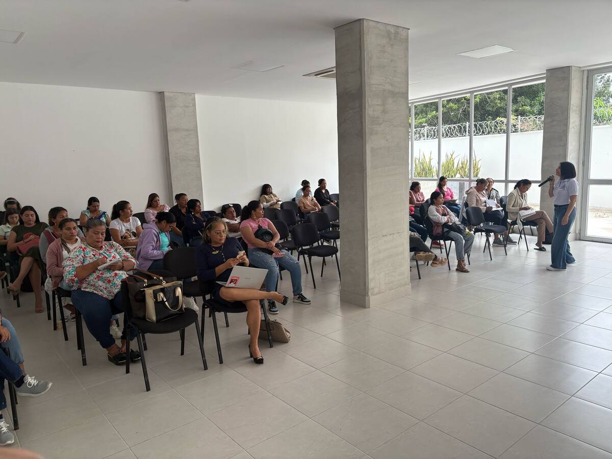 ESAP Bolívar certifica a víctimas del conflicto armado y realiza seminario sobre liderazgo femenino