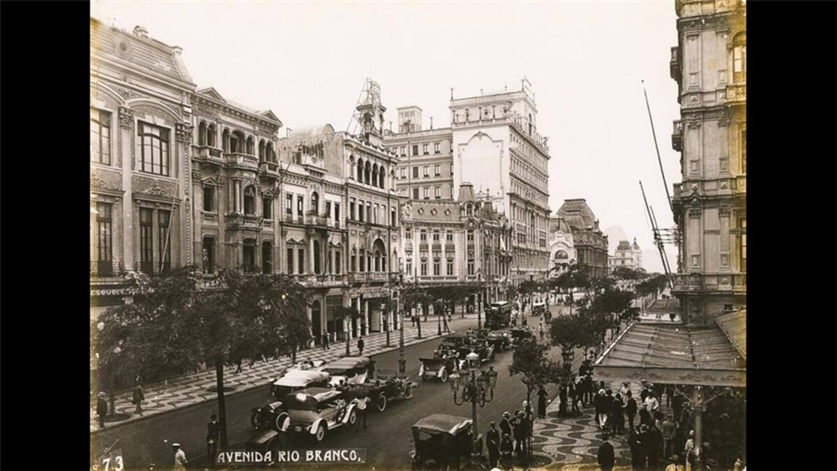 Las imágenes de la muestra provienen de diferentes estudios y fotógrafos que trabajaron a comienzos del siglo XX en Río, incluso vendiendo las primeras postales de la ciudad para los turistas.