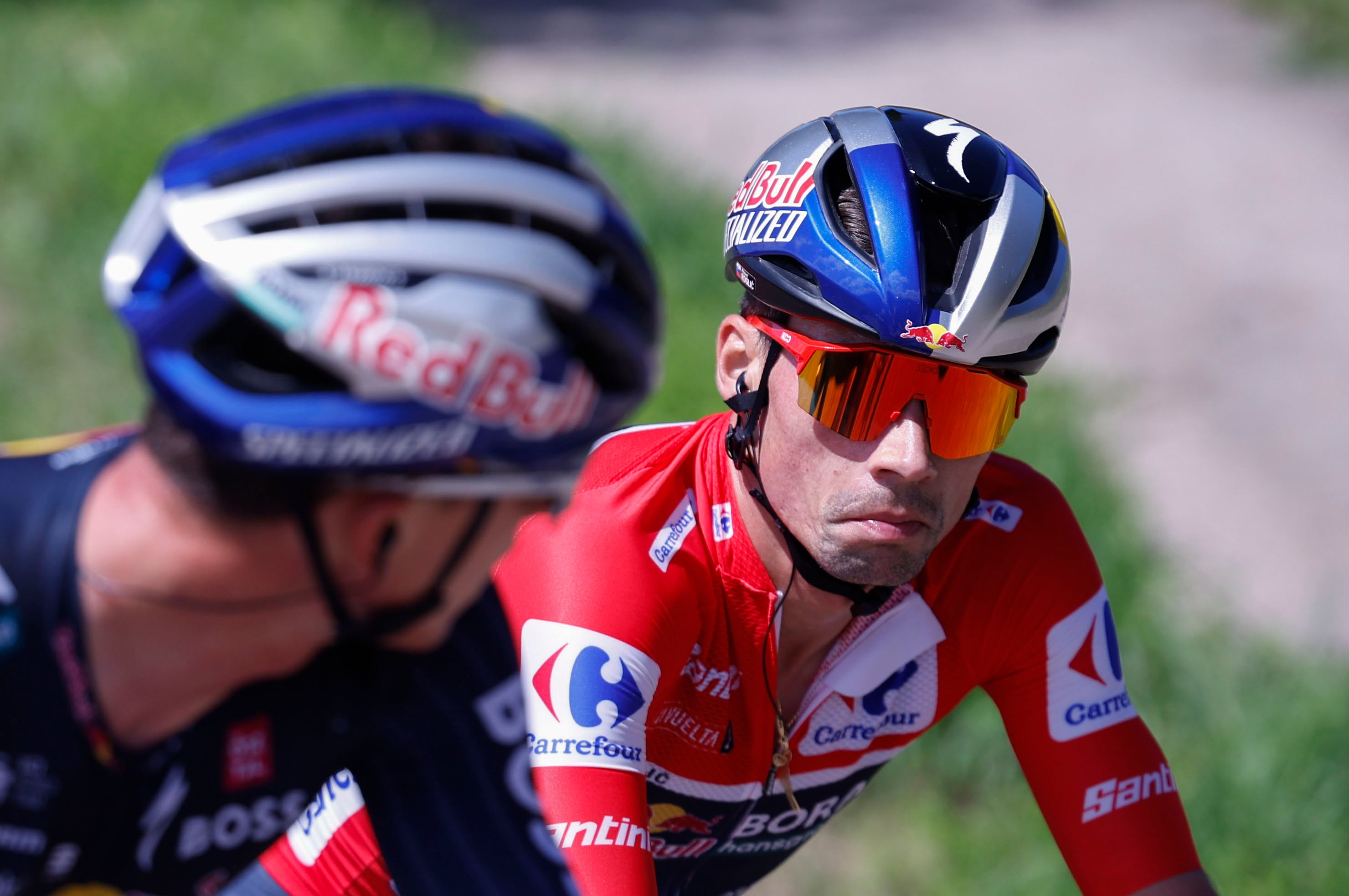 El ciclista esloveno del Bora Primoz Roglic (dcha), con el maillot de líder de la clasificación general, durante la vigésima y penúltima etapa de la 79 Vuelta a España, 172 km por Las Merindades burgalesas con salida en Villarcayo y llegada en Picón Blanco. EFE/Javier Lizón