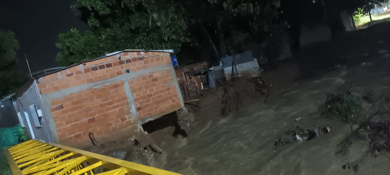 Vivienda en riesgo por fuertes lluvias en Palmeras Parte Baja