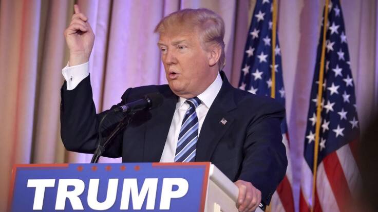 Una decena de trumpistas hacen guardia para apoyar a su lider en Mar-a-Lago