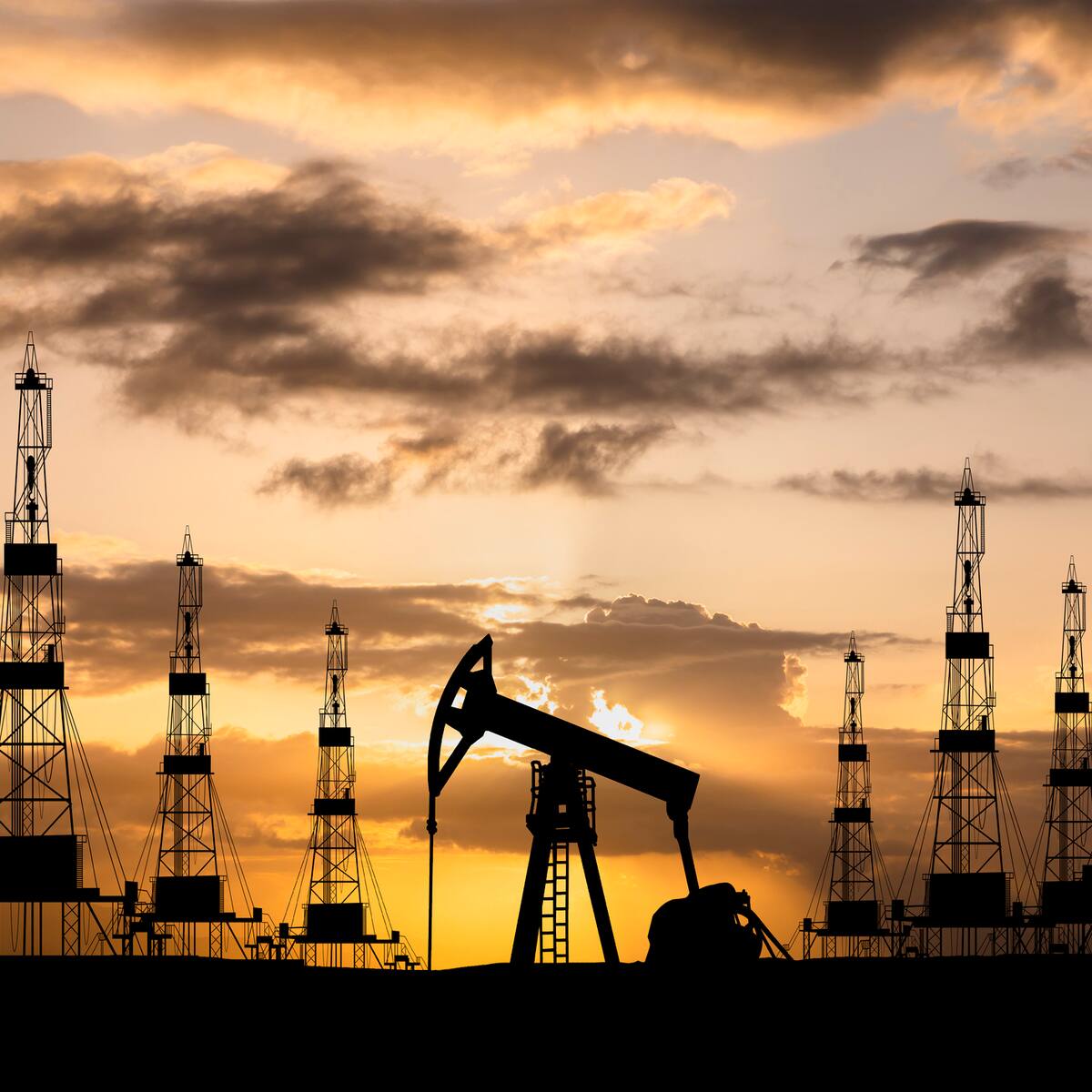 Petróleo cierra operaciones sobre los 100 dólares tras amenazas del nuevo ayatolá