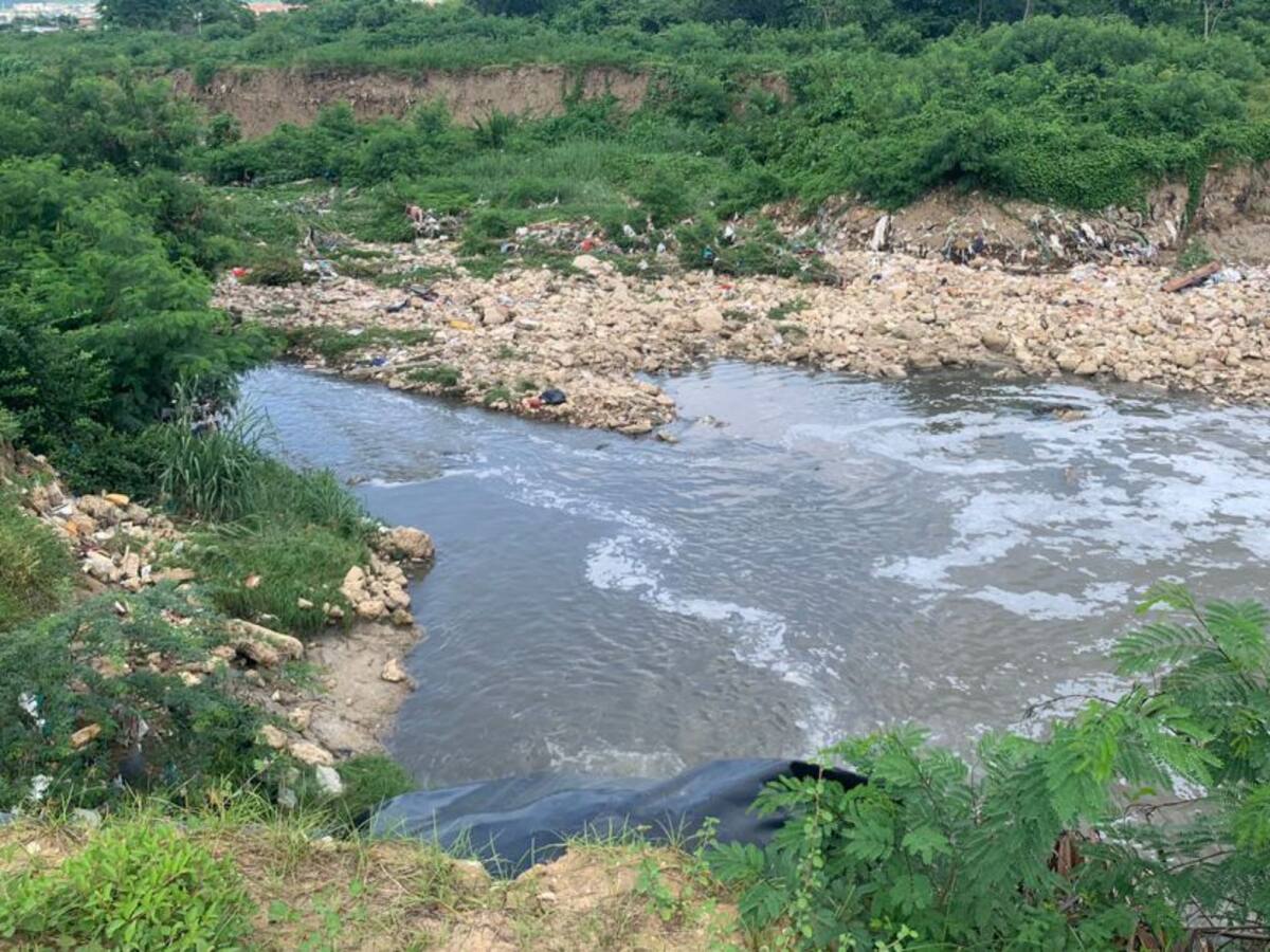 Hallan cuerpo de menor que había sido arrastrado por arroyo en Barranquilla