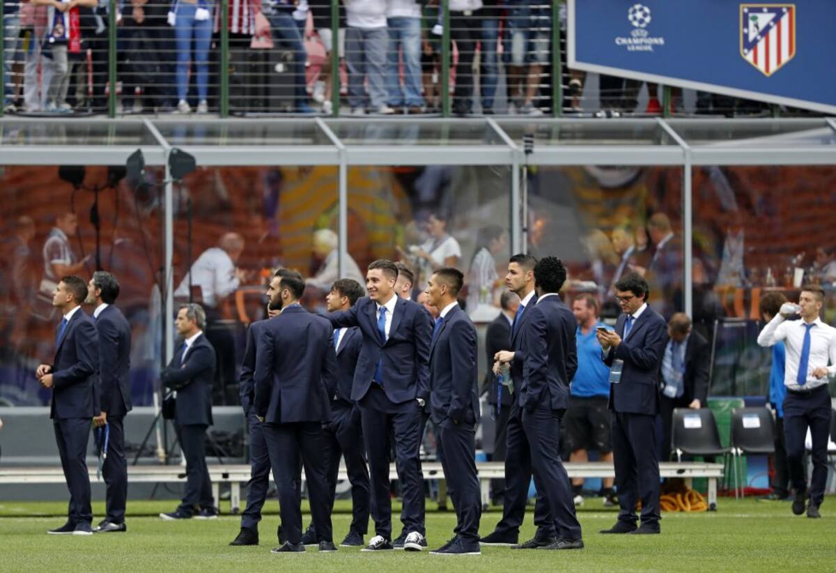 os jugadores del Atlético de Madrid Jesús Gámez (c-i) y el uruguayo José Mª Giménez (c) antes de la final de Liga de Campeones