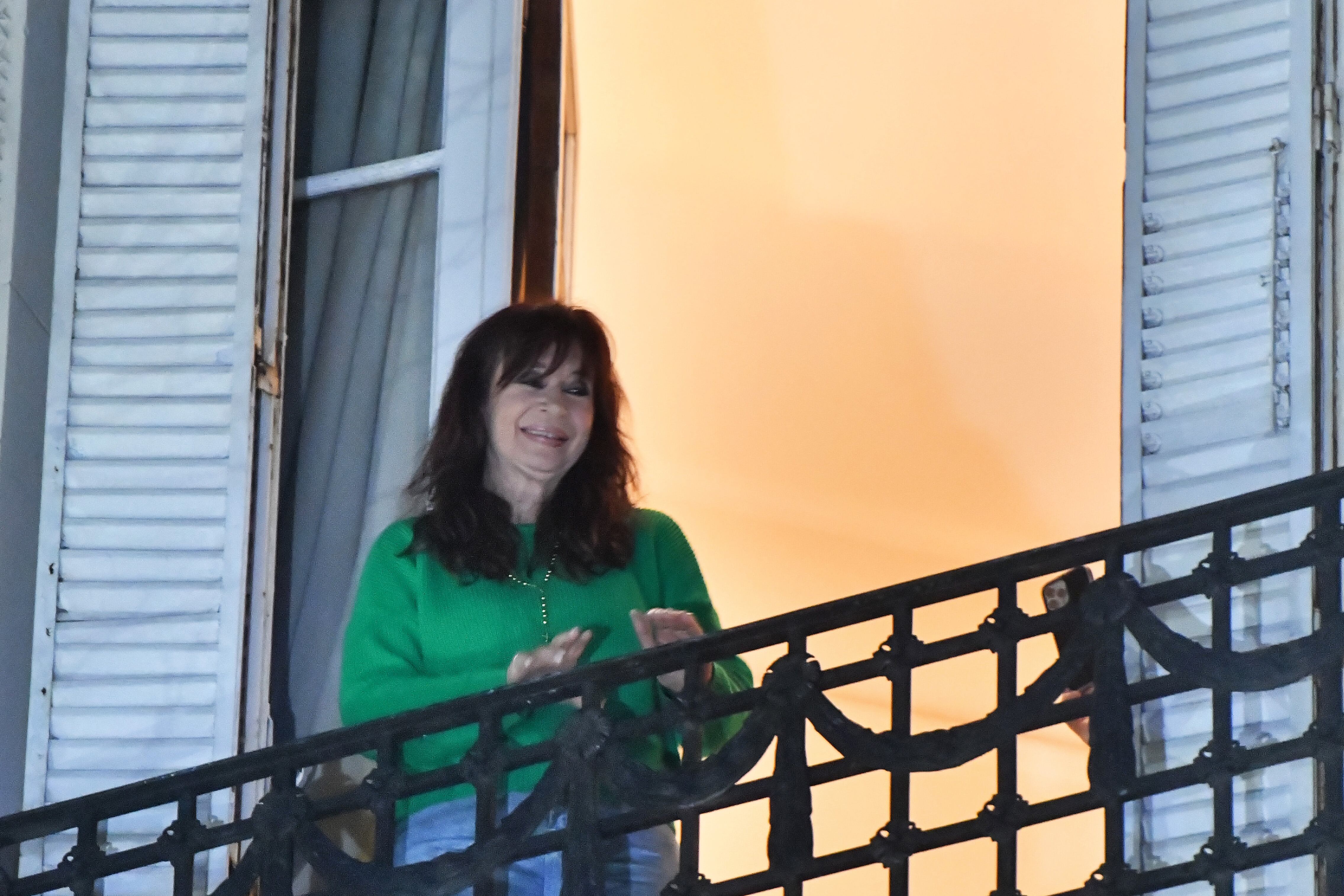 AME7321. BUENOS AIRES (ARGENTINA), 19/06/2025.- La expresidenta argentina Cristina Fernández reacciona desde el balcón de su casa este jueves, en Buenos Aires (Argentina). Fernández salió al balcón donde desde el martes cumple con una condena a seis años de prisión, luego de que la Justicia aclaró que sí podía hacerlo. EFE/ Martín Quintana