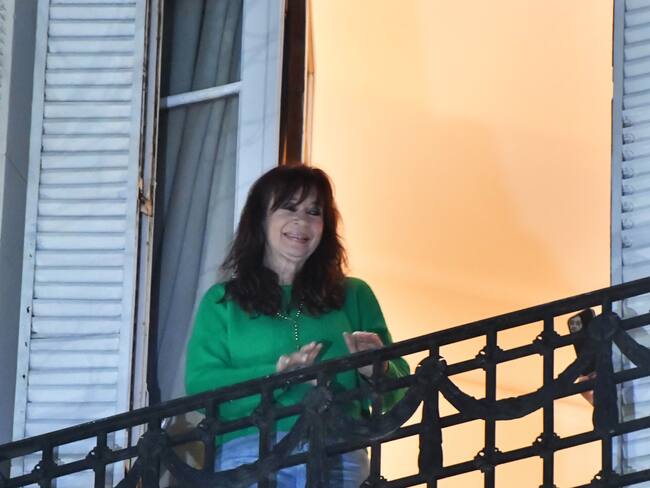 AME7321. BUENOS AIRES (ARGENTINA), 19/06/2025.- La expresidenta argentina Cristina Fernández reacciona desde el balcón de su casa este jueves, en Buenos Aires (Argentina). Fernández salió al balcón donde desde el martes cumple con una condena a seis años de prisión, luego de que la Justicia aclaró que sí podía hacerlo. EFE/ Martín Quintana
