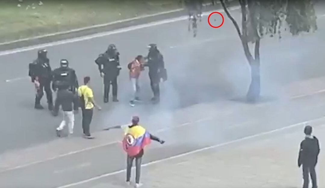 La agresión iba dirigida contra un agente del ESMAD, pero el objeto impactó en la cara del funcionario.