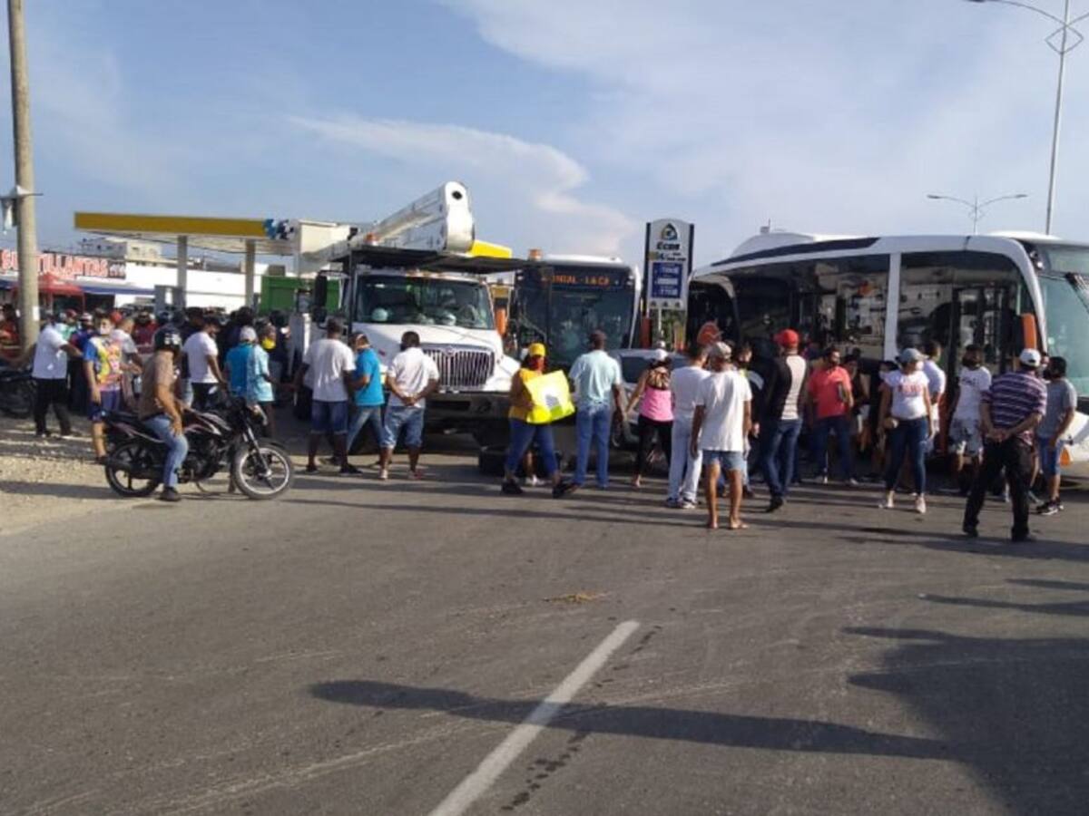 Bloqueos para pedir ampliación de horarios a negocios en Turbaco, Bolívar