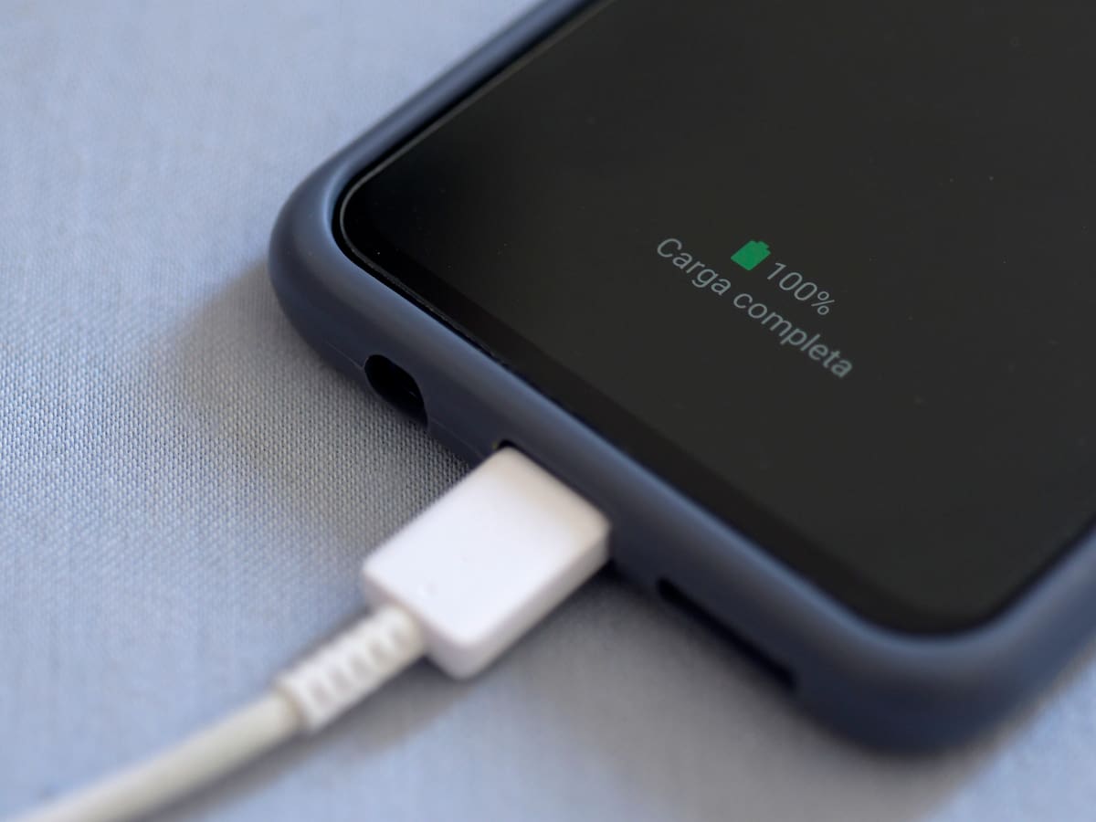 ¿Por qué nunca debería dejar el celular cargando toda la noche?