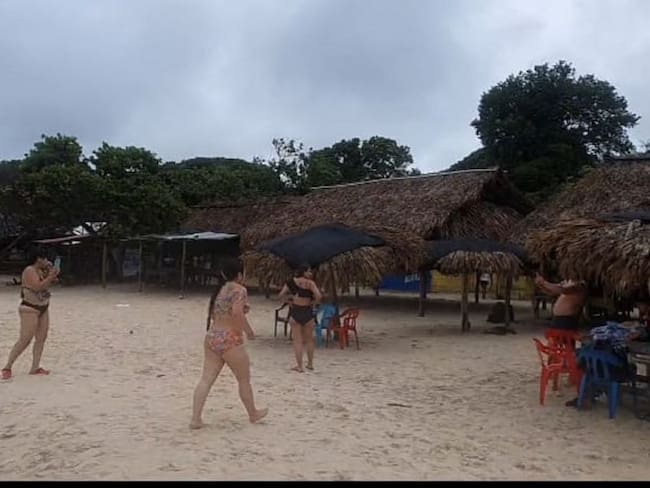 Bañistas siguen ingresando a playas no autorizadas en Cartagena