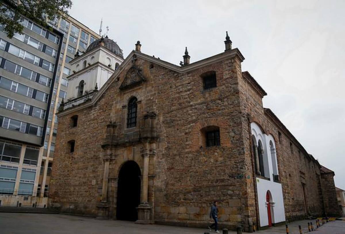 Imágenes de algunas de los principales templos e iglésias cátolicas de Bogotá, donde los fieles se reúnen a conmemorar la pasión de Cristo.