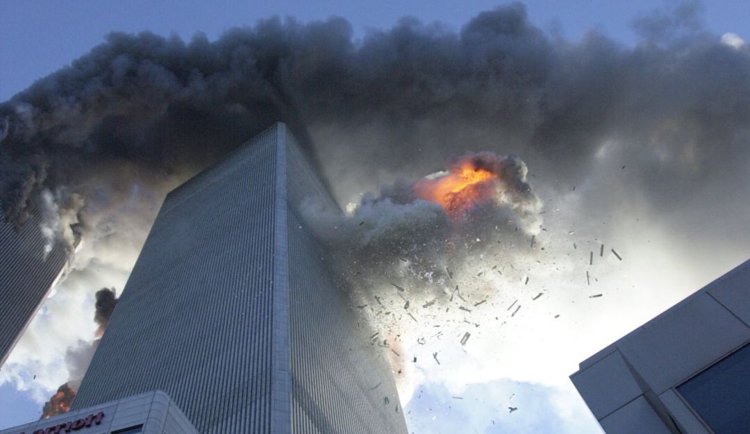 Segundos después del choque del avión Boeign 767 a la torre sur del World Trade Center en Nueva York. 