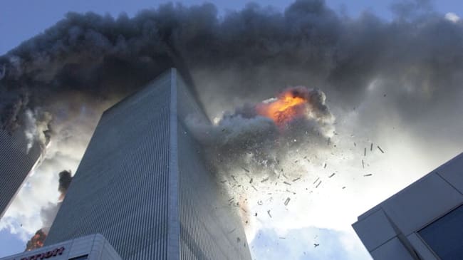 Segundos después del choque del avión Boeign 767 a la torre sur del World Trade Center en Nueva York.