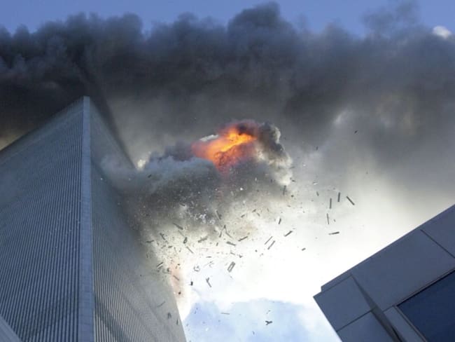 Segundos después del choque del avión Boeign 767 a la torre sur del World Trade Center en Nueva York. 