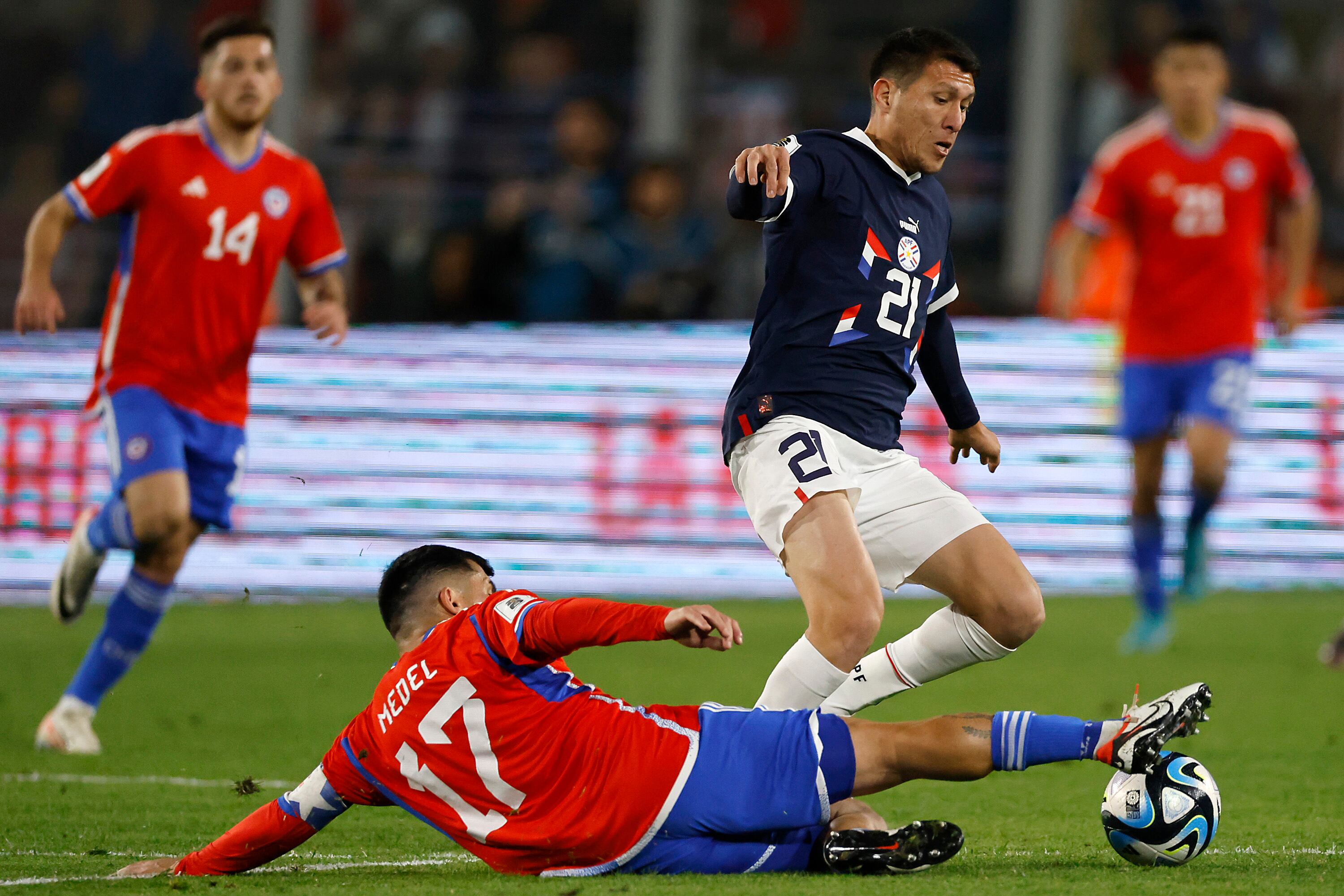 Gary Medel disputando la pelota con Hernesto Caballero. (Photo by Marcelo Hernandez/Getty Images)