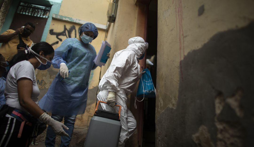 Médicos realizan tests del coronavirus de casa en casa en Caracas, Venezuela. 