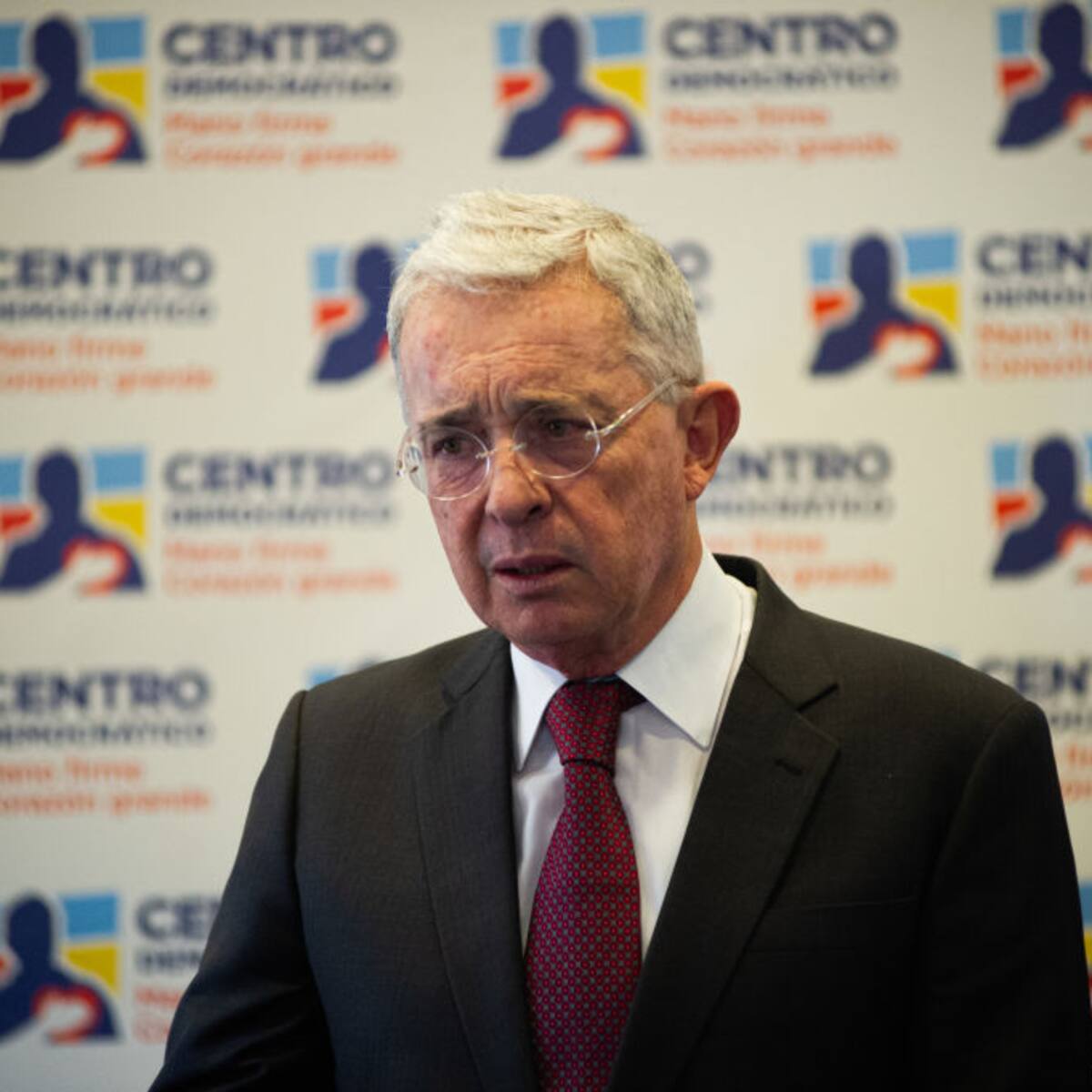 Venezuela puede ser eficaz para que ELN acepte cese de acciones criminales: Uribe