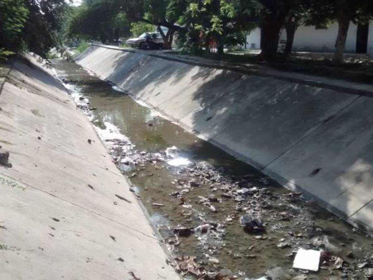 Contaminación por aguas de alcantarillas vertidas a un arroyo