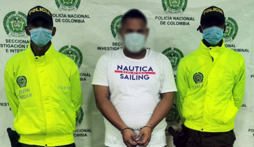 Según la Policía este sujeto tenía en su poder un revólver calibre 38, además, le figuraba una orden de captura por el delito de homicidio.