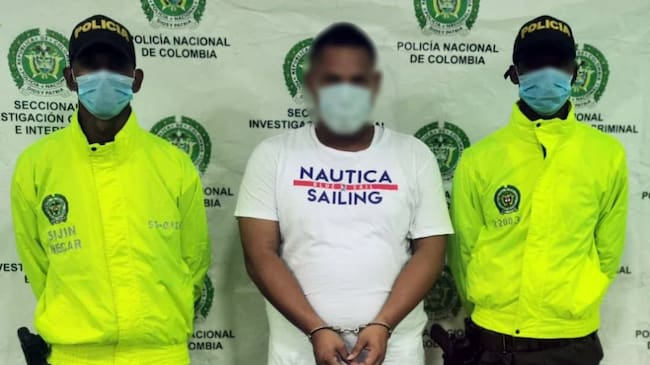 Según la Policía este sujeto tenía en su poder un revólver calibre 38, además, le figuraba una orden de captura por el delito de homicidio.