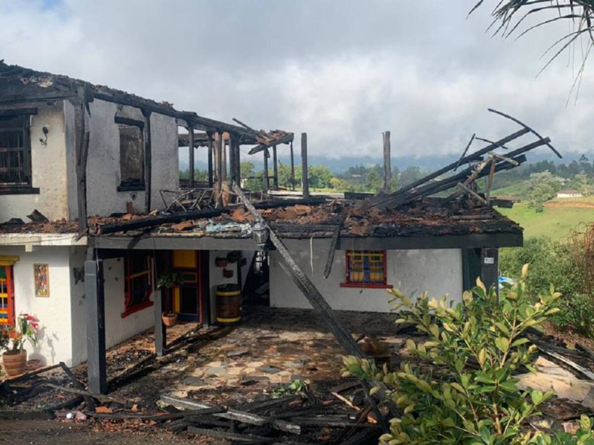 Un globo con pólvora ocasionó un incendio que consumió una casa en Rionegro