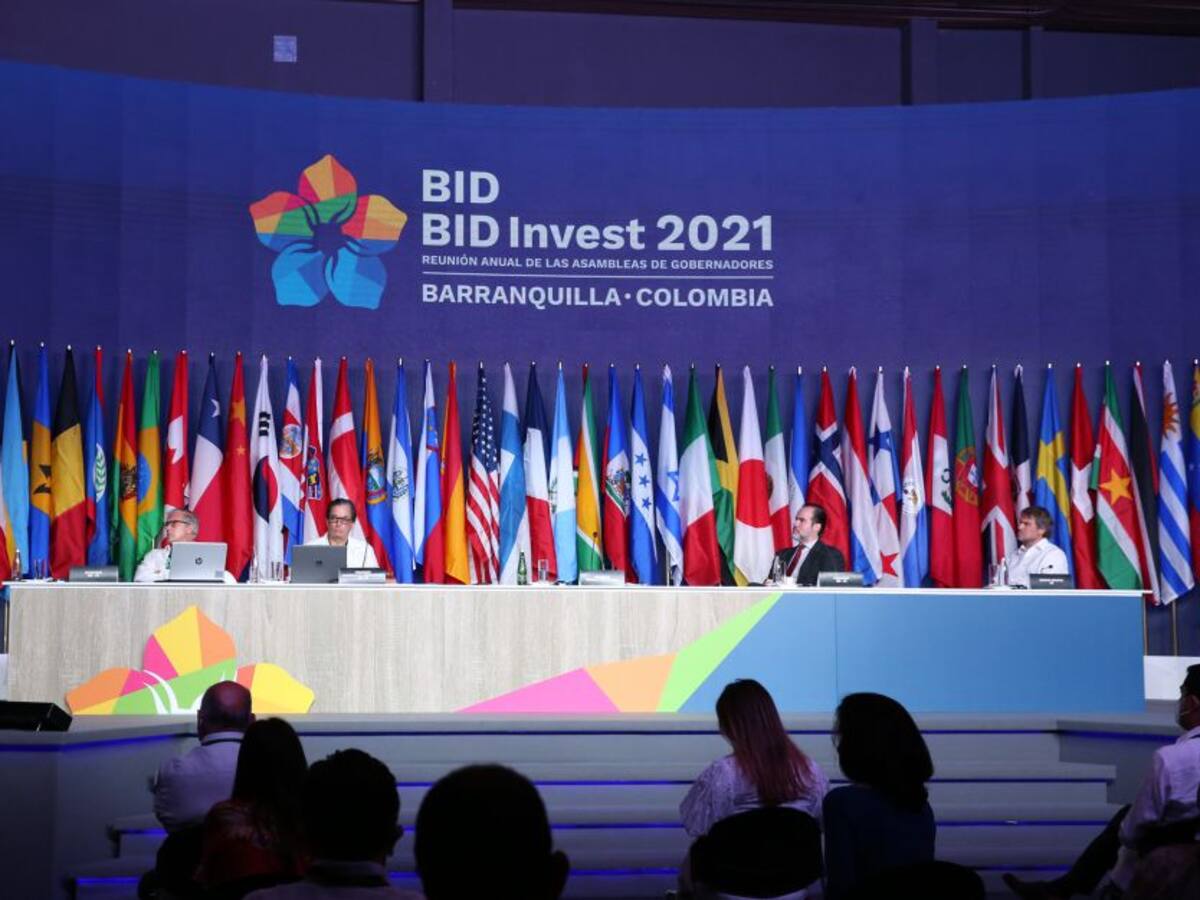 Reformas y vacunación, la vía del BID para el crecimiento económico