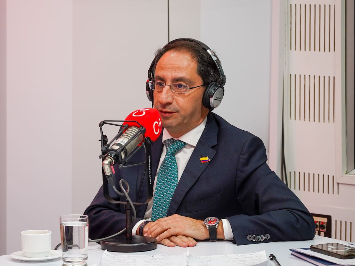 “Un atentado contra la democracia”: Restrepo arremete contra llamado de Cepeda a desobediencia civil