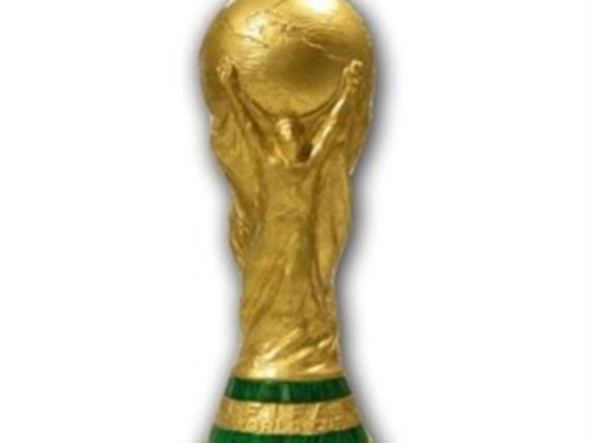 La Copa FIFA que recibirá el campeón pesa seis kilos