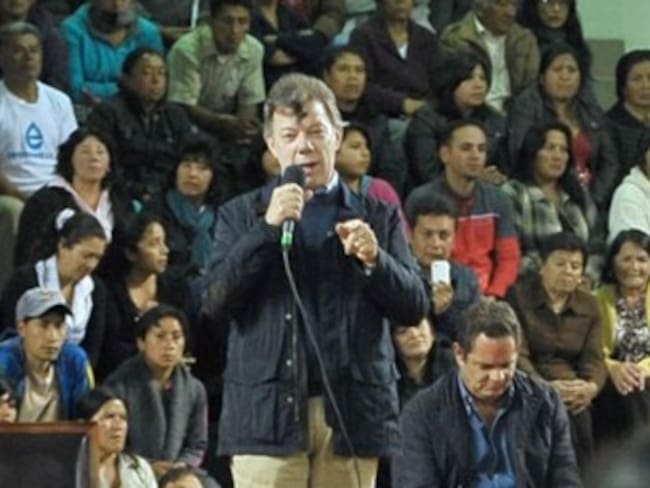 No es lógico que haya instalaciones militares dentro de las ciudades: presidente Santos