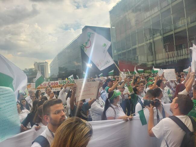 Cientos de personas se congregaron en La Plaza de la Libertad en Medellín
