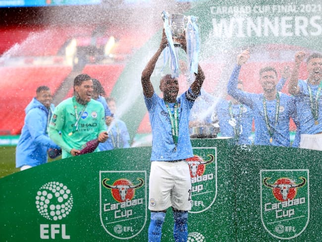 Los jugadores del Manchester City festejan el cuarto título consecutivo de la Copa de la Liga.