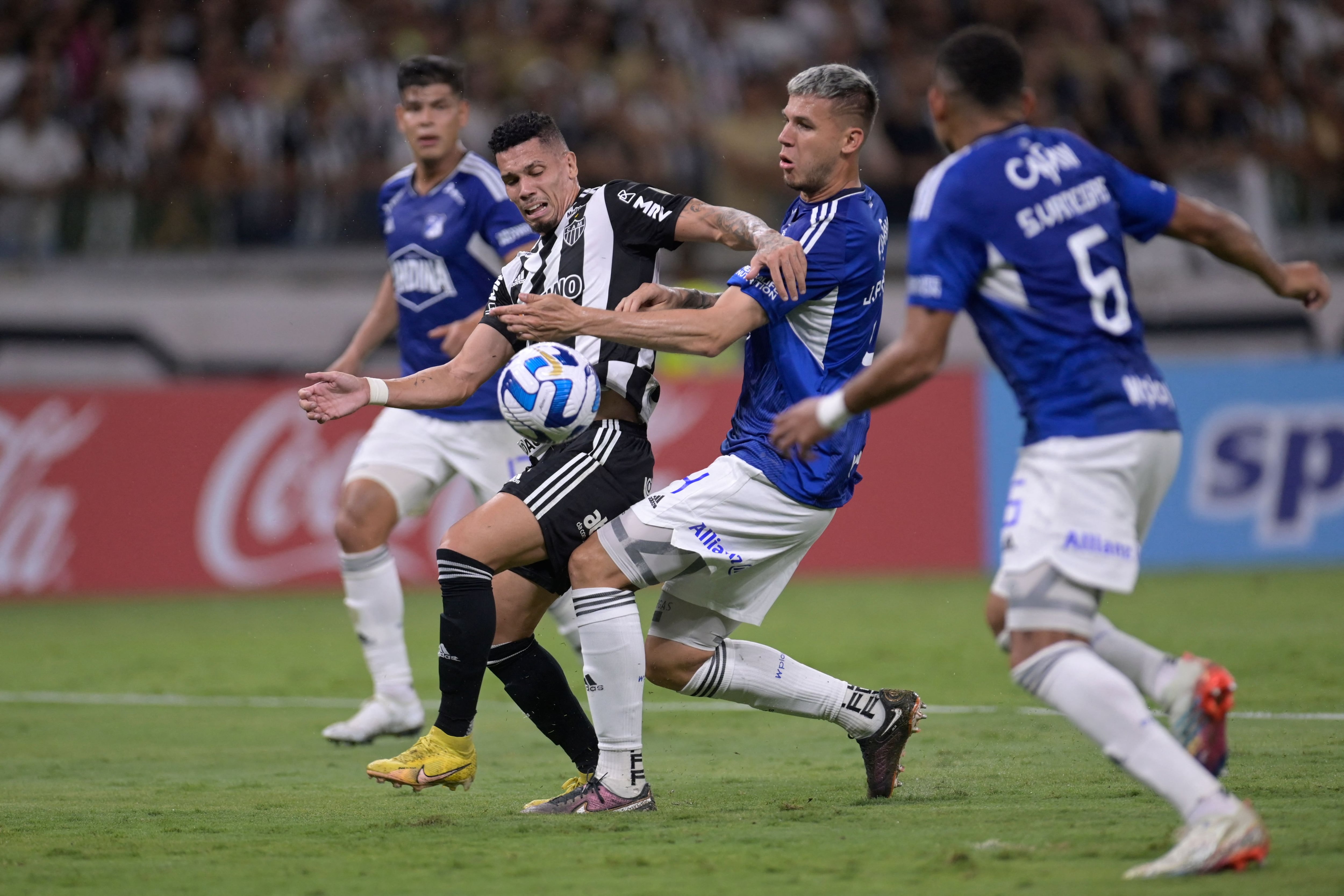 Millonarios contra Atletico Mineiro. (Photo by Douglas MAGNO / AFP) (Photo by DOUGLAS MAGNO/AFP via Getty Images)