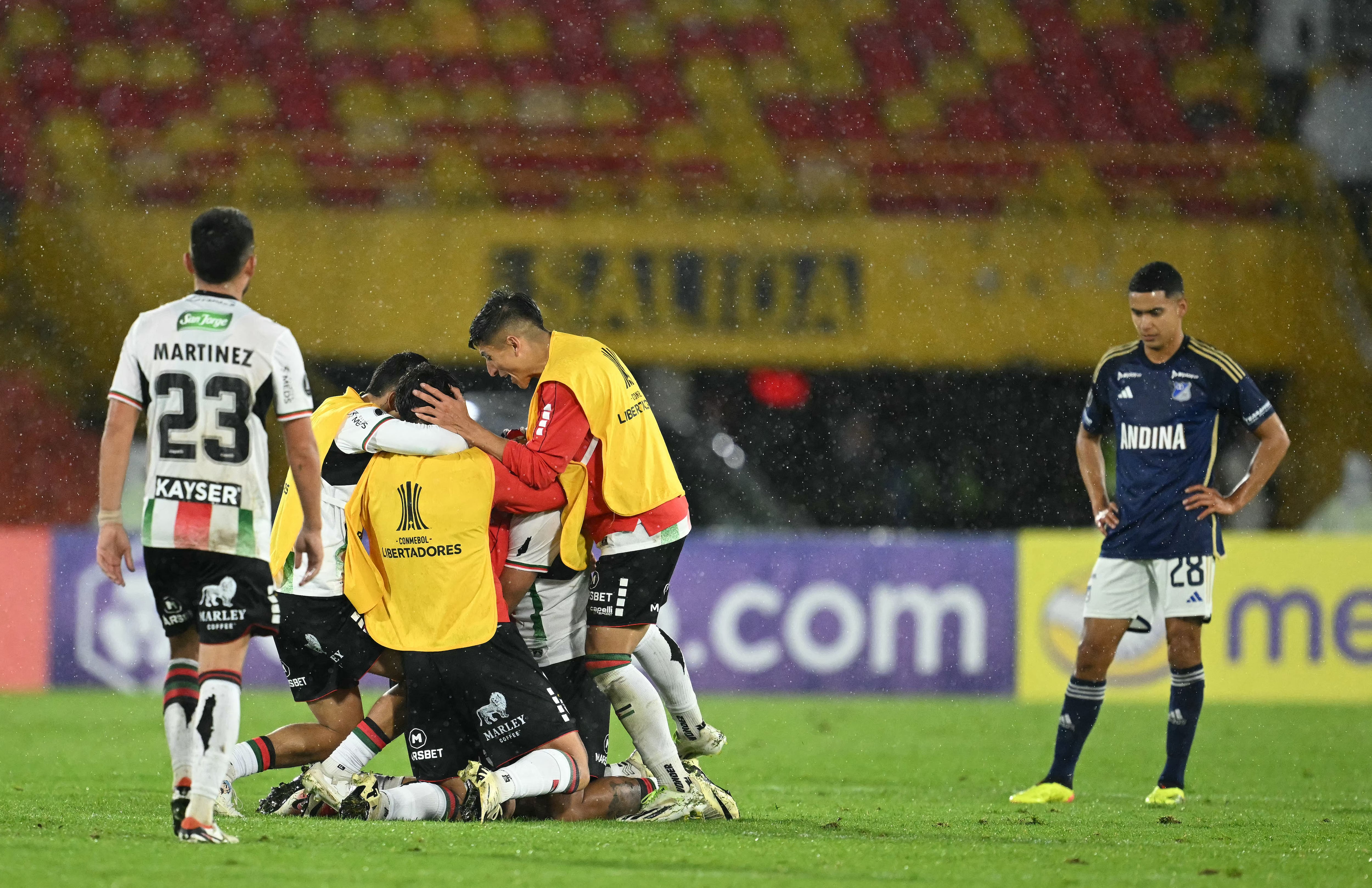 Los jugadores de Palestino festejan el gol del empate. (Photo by RAUL ARBOLEDA/AFP via Getty Images)