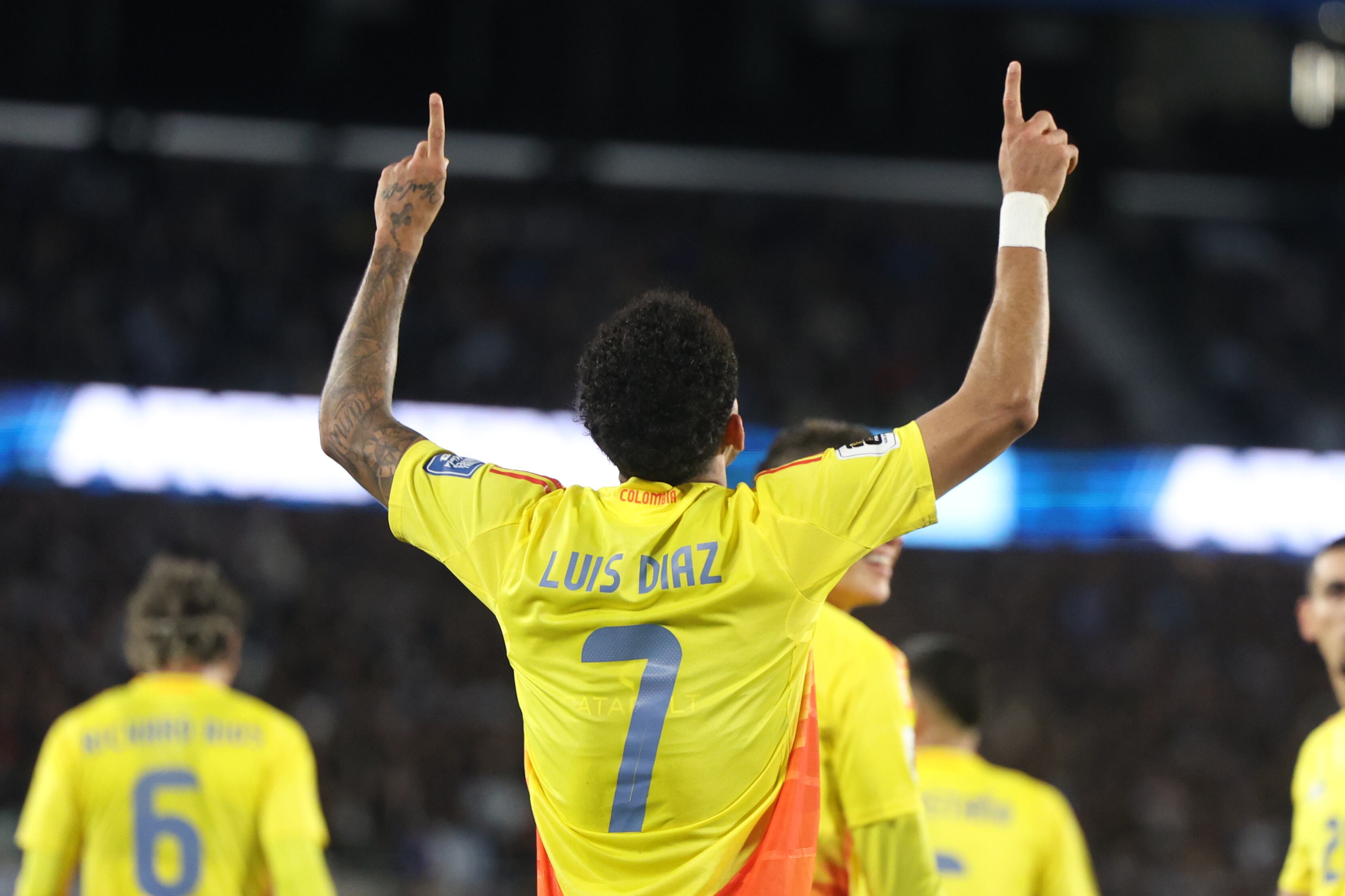 AME5038. BUENOS AIRES (ARGENTINA), 10/06/2025.- Luis Díaz de Colombia celebra un gol este martes, durante un partido por las eliminatorias sudamericanas para el Mundial 2026 entre las selecciones de Argentina y Colombia en el estadio Monumental en Buenos Aires (Argentina). EFE/ Juan Ignacio Roncoroni